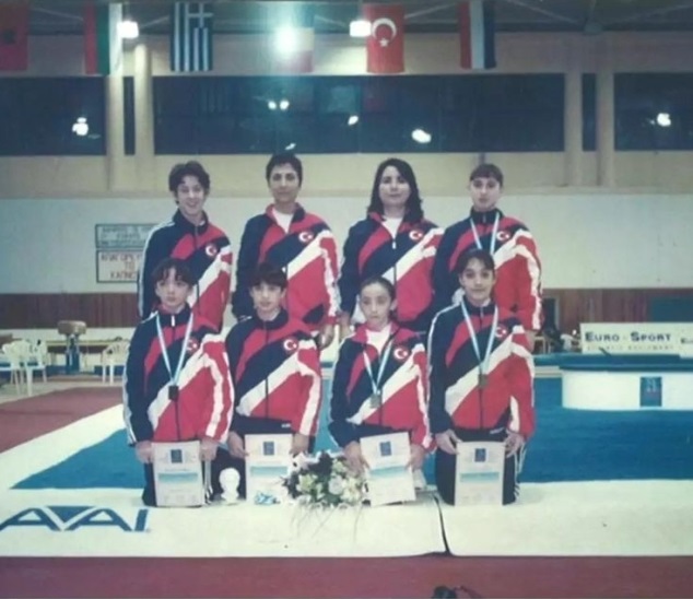 Türk Milli Takımı sporcuları, madalya ve diplomalarıyla